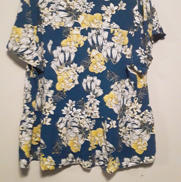 d/c Jean's Women's Plus Size Floral Vneck Blouse - Picture 6 of 12